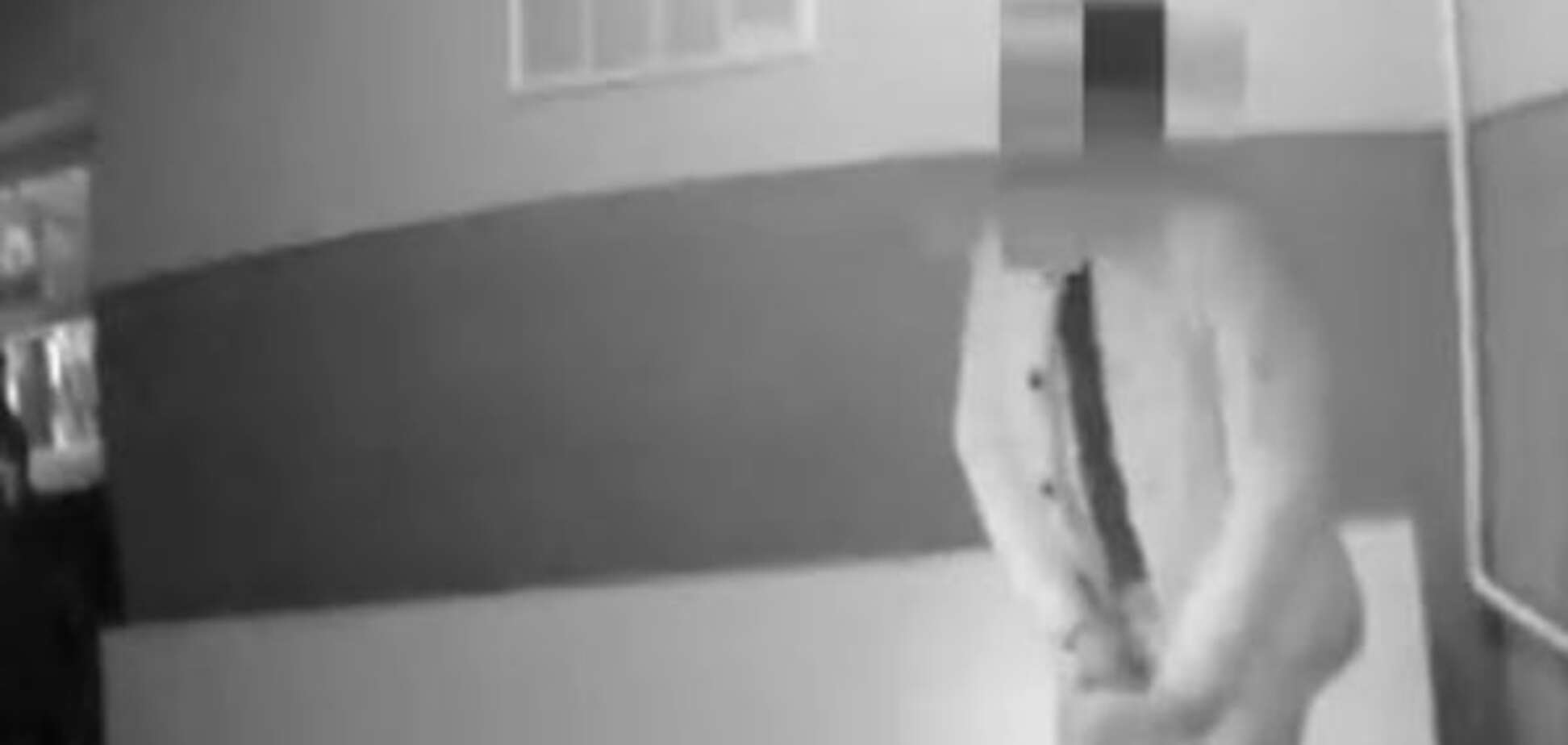 Во Львове мужчина без штанов решил помериться с копами мужским достоинством: видеофакт