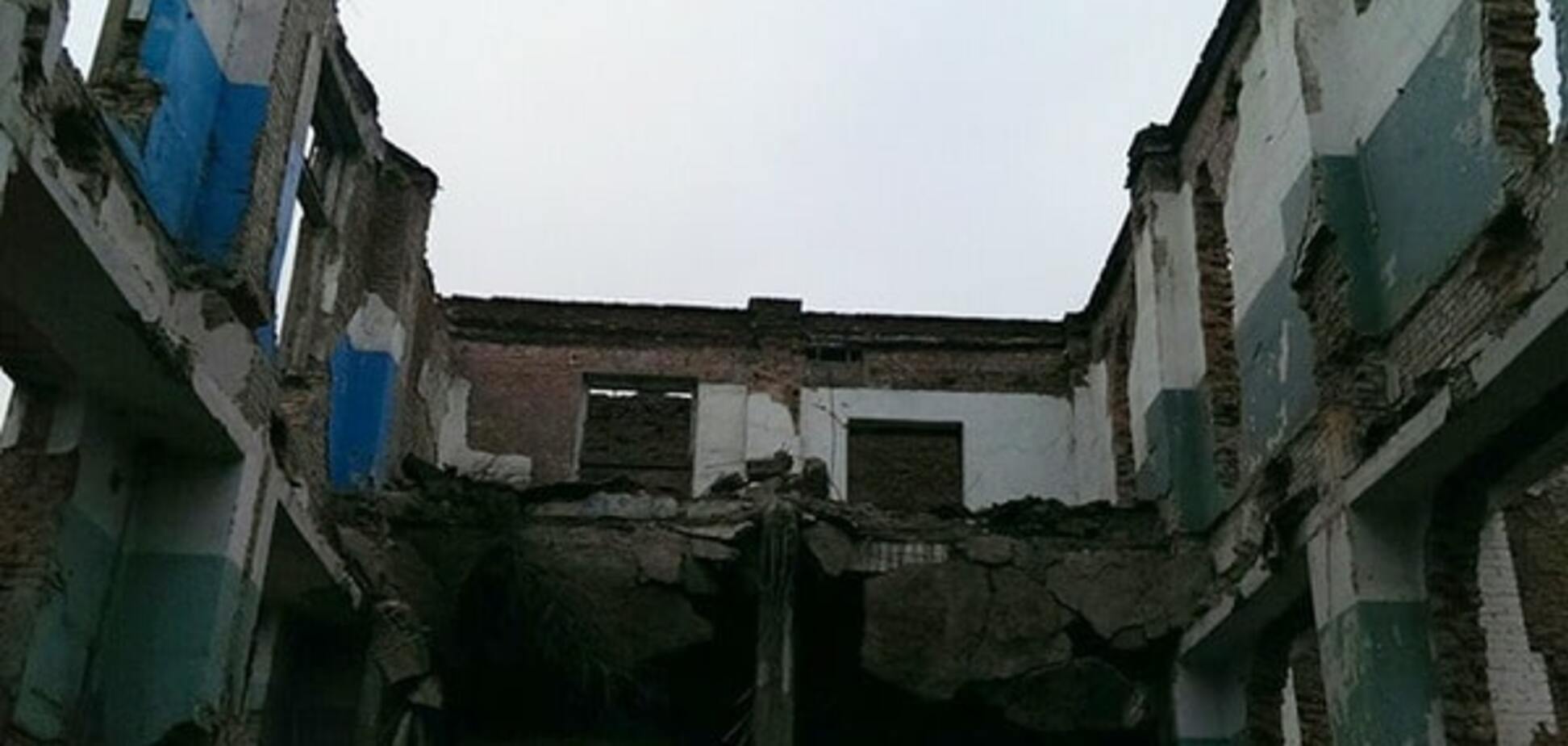 На Николаевщине рухнул завод, похоронив людей: фото с места трагедии