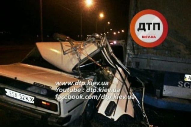 В Киеве ВАЗ врезался в грузовик: опубликованы фото