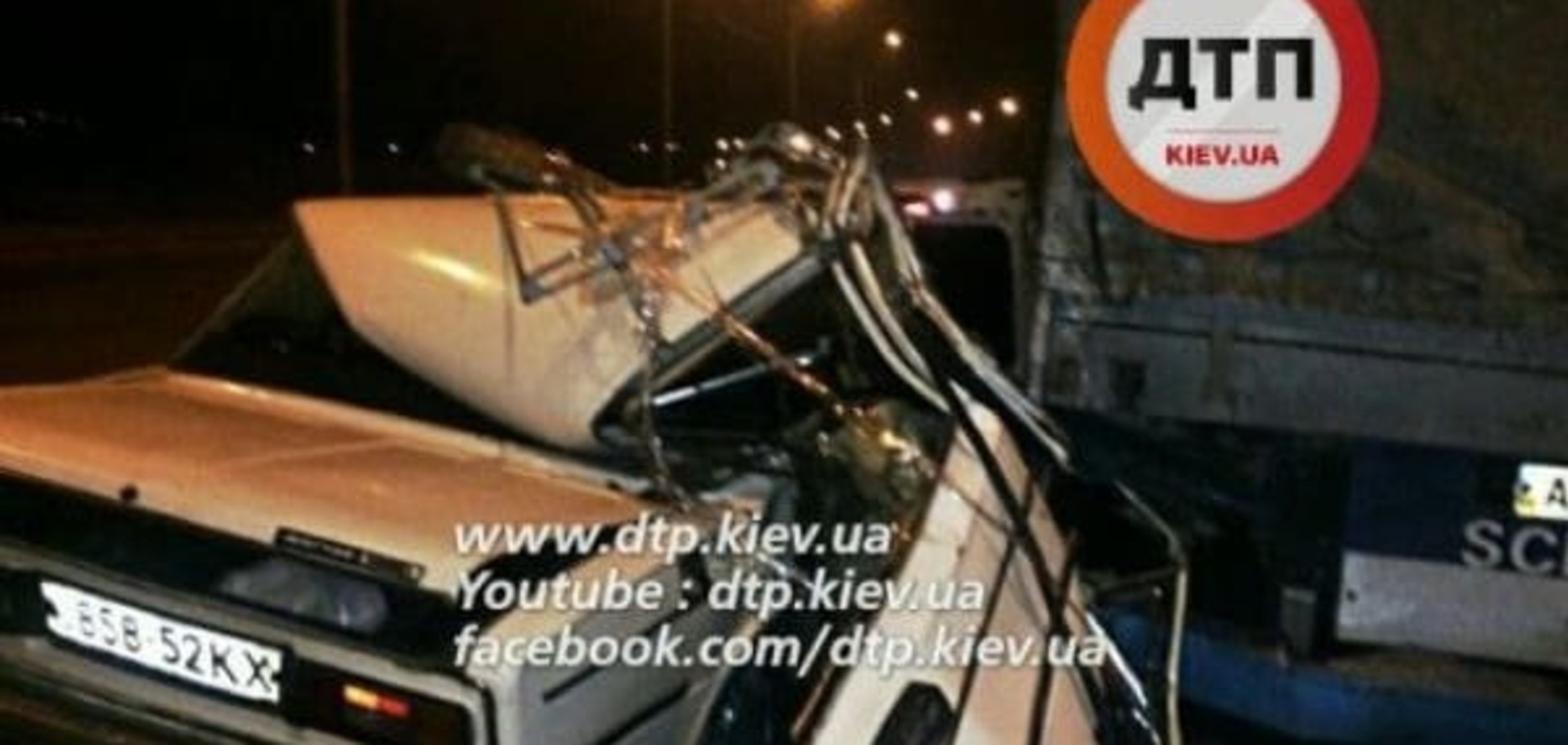 В Киеве ВАЗ врезался в грузовик: опубликованы фото