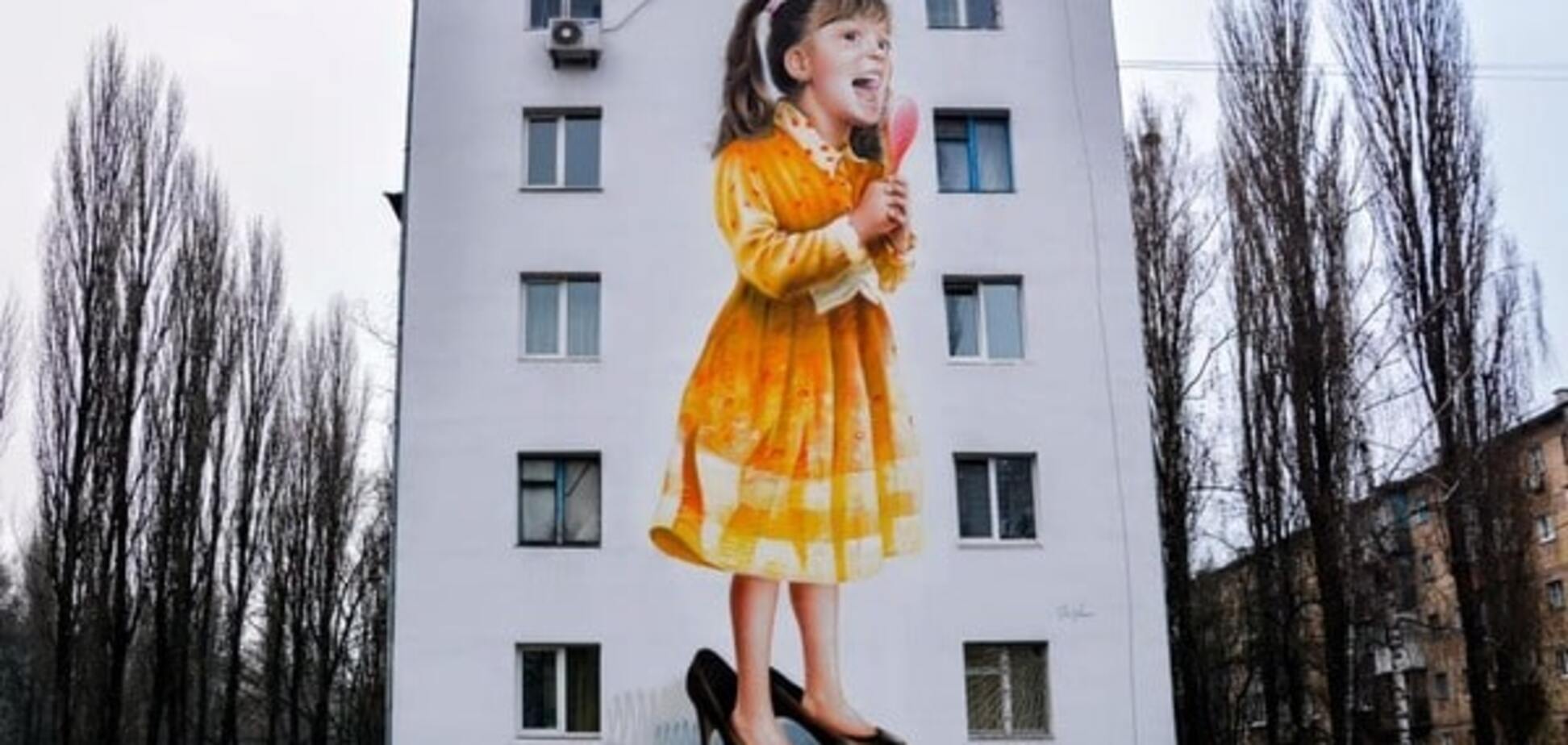 В Киеве нарисовали мурал с модницей: фотофакт