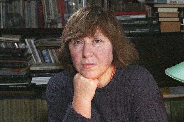 Алексиевич: мир вернулся в эпоху варварства, демократия отступила