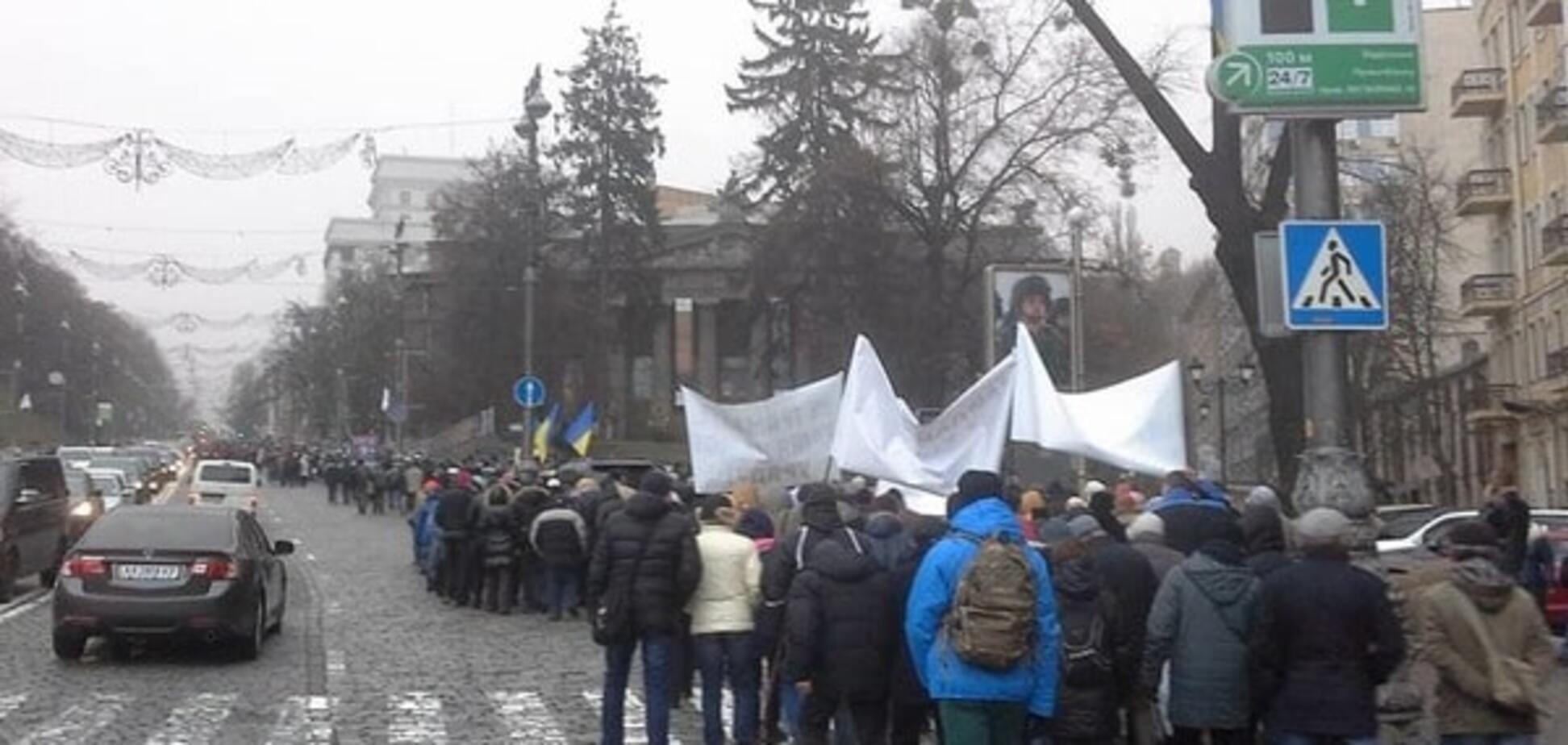 У центрі Києва мітингувальники паралізували вулицю Грушевського: фотофакт