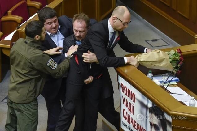 БПП и 'Народный фронт' устроили массовую драку во время отчета Яценюка