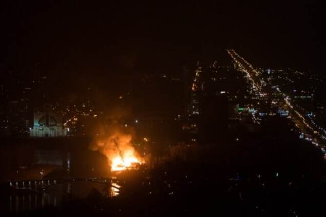 В Киеве на Гидропарке сгорел ресторан: опубликовано видео