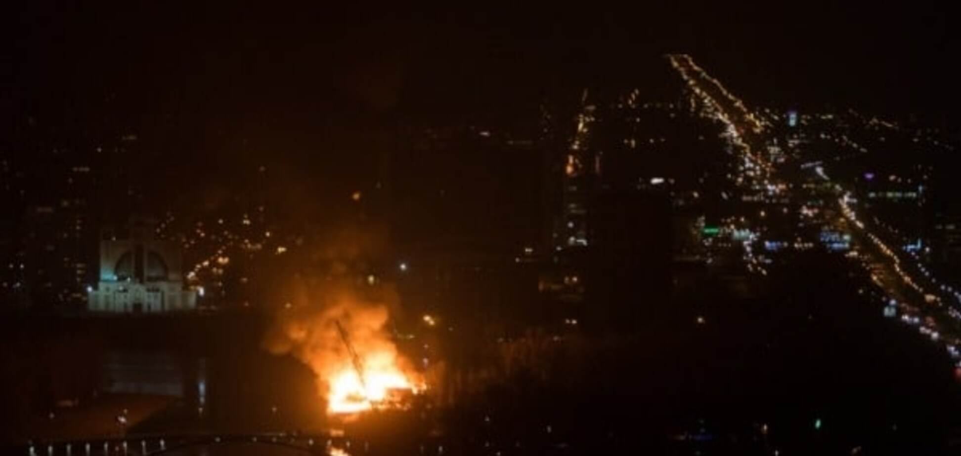 В Киеве на Гидропарке сгорел ресторан: опубликовано видео