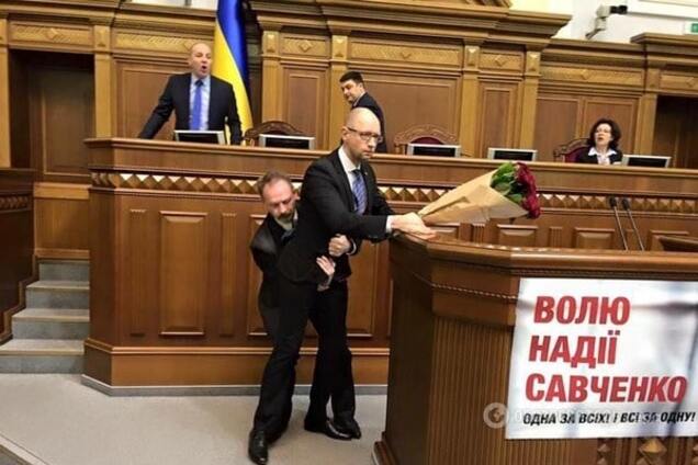 Тиждень еротики: в мережі порівняли знімки Яценюка з Юнкером і Барною