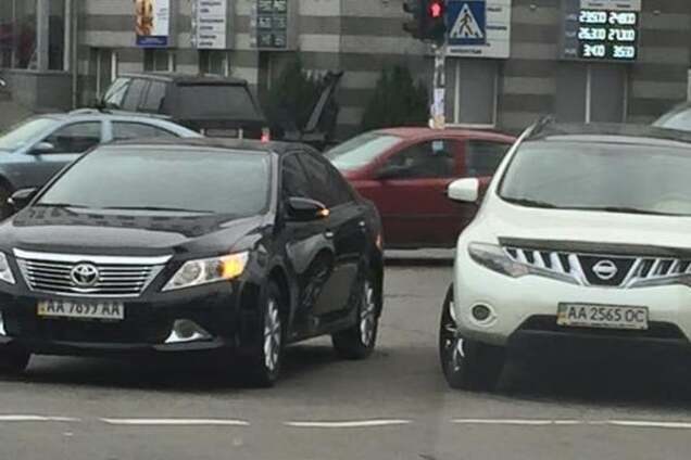 'Два д*била − это сила': в Киеве 'герои парковки' бросили авто на перекрестке
