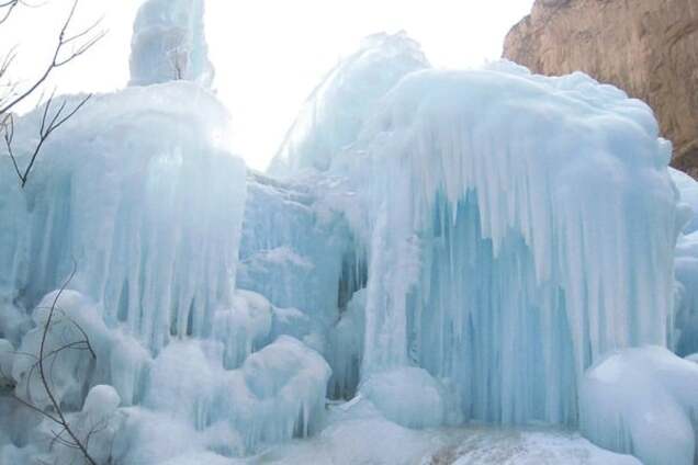 Ледяной феномен: в Китае полностью замерз водопад. Потрясающие фото