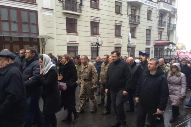 В Киеве сотни людей пришли проститься с погибшим бойцом 'Альфы': опубликованы фото