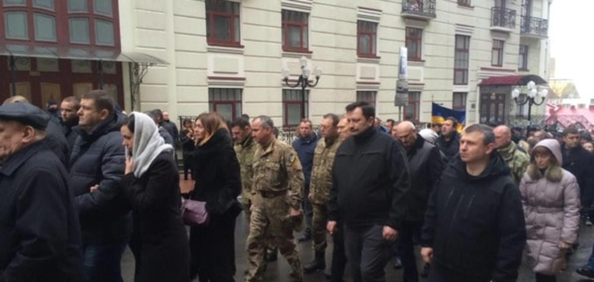 В Киеве сотни людей пришли проститься с погибшим бойцом 'Альфы': опубликованы фото