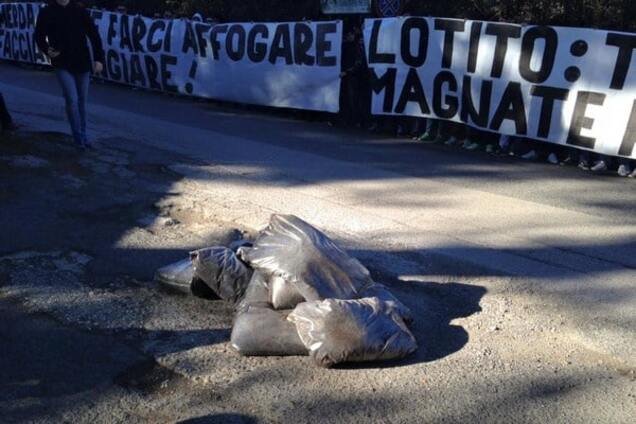 'Погрязли в д*рьме': в Италии фанаты хотят заставить футболистов есть навоз