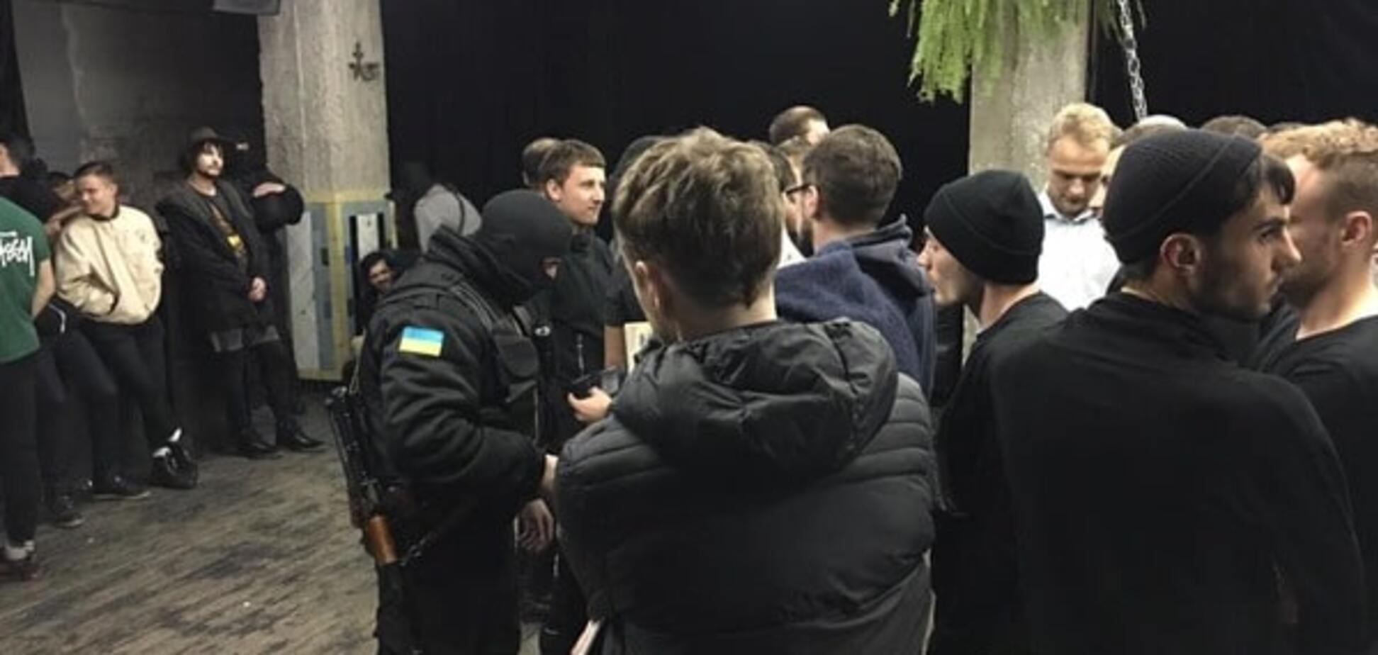 'Дичина, яка ганьбить країну': 'орли Авакова' влаштували маски-шоу в київському клубі