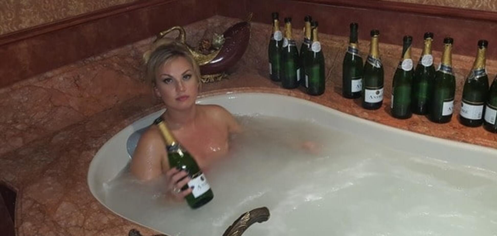 Камалия опубликовала интимную фотографию в ванне с шампанским