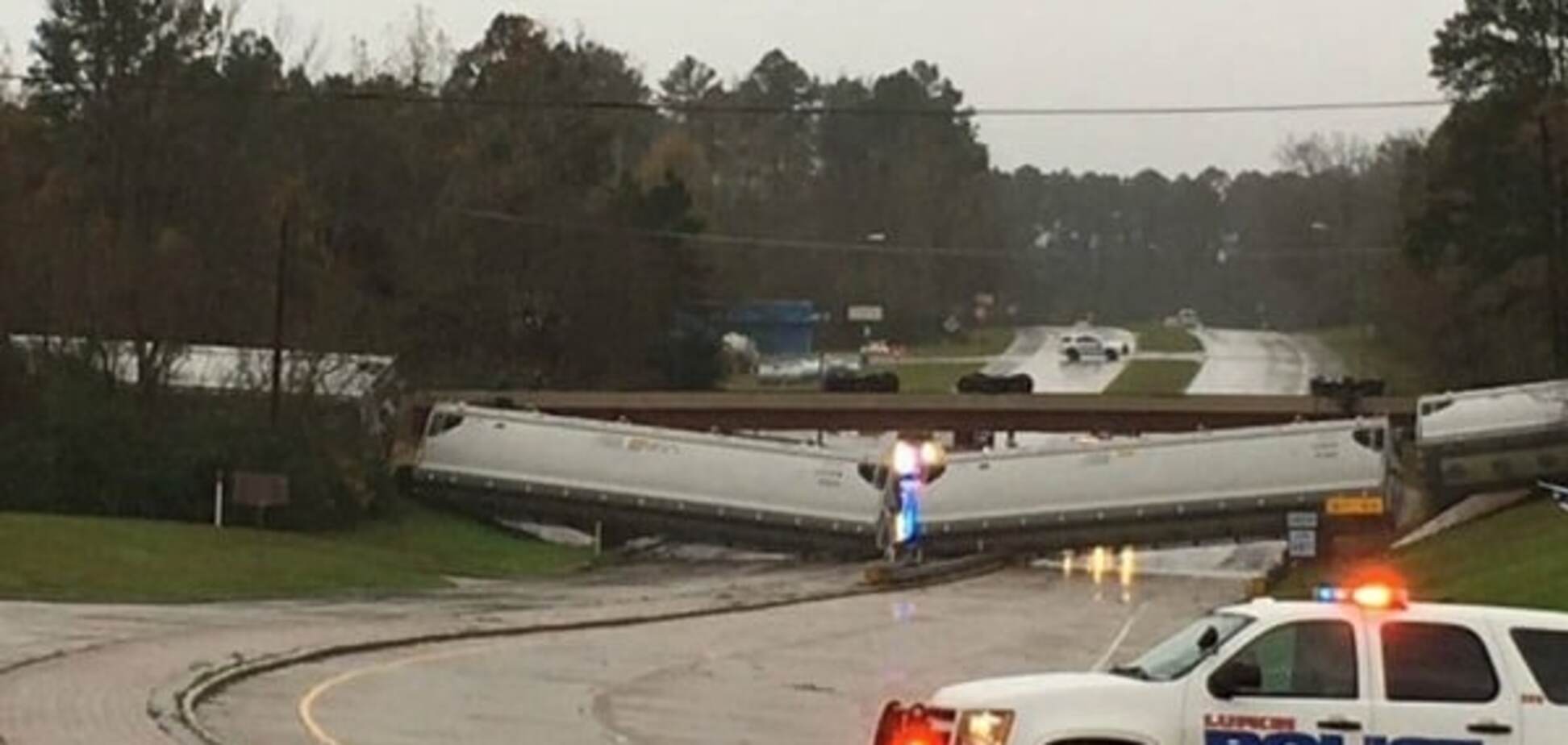 В США ураганный ветер сбросил поезд на автомагистраль: фото ЧП
