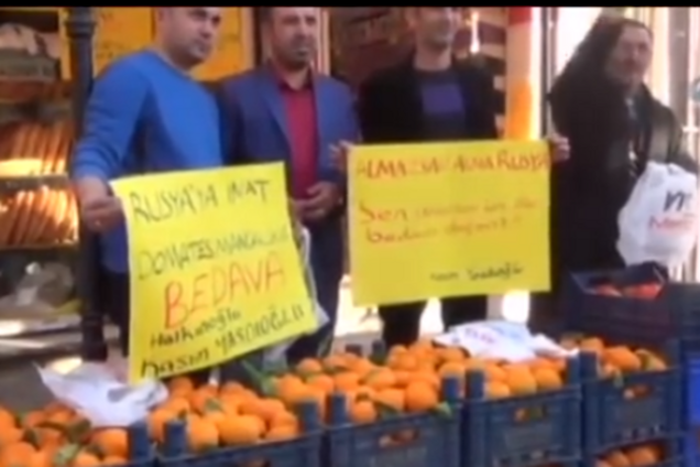 Турецкие бизнесмены раздали 10 тонн запрещенных Россией апельсинов: видеофакт