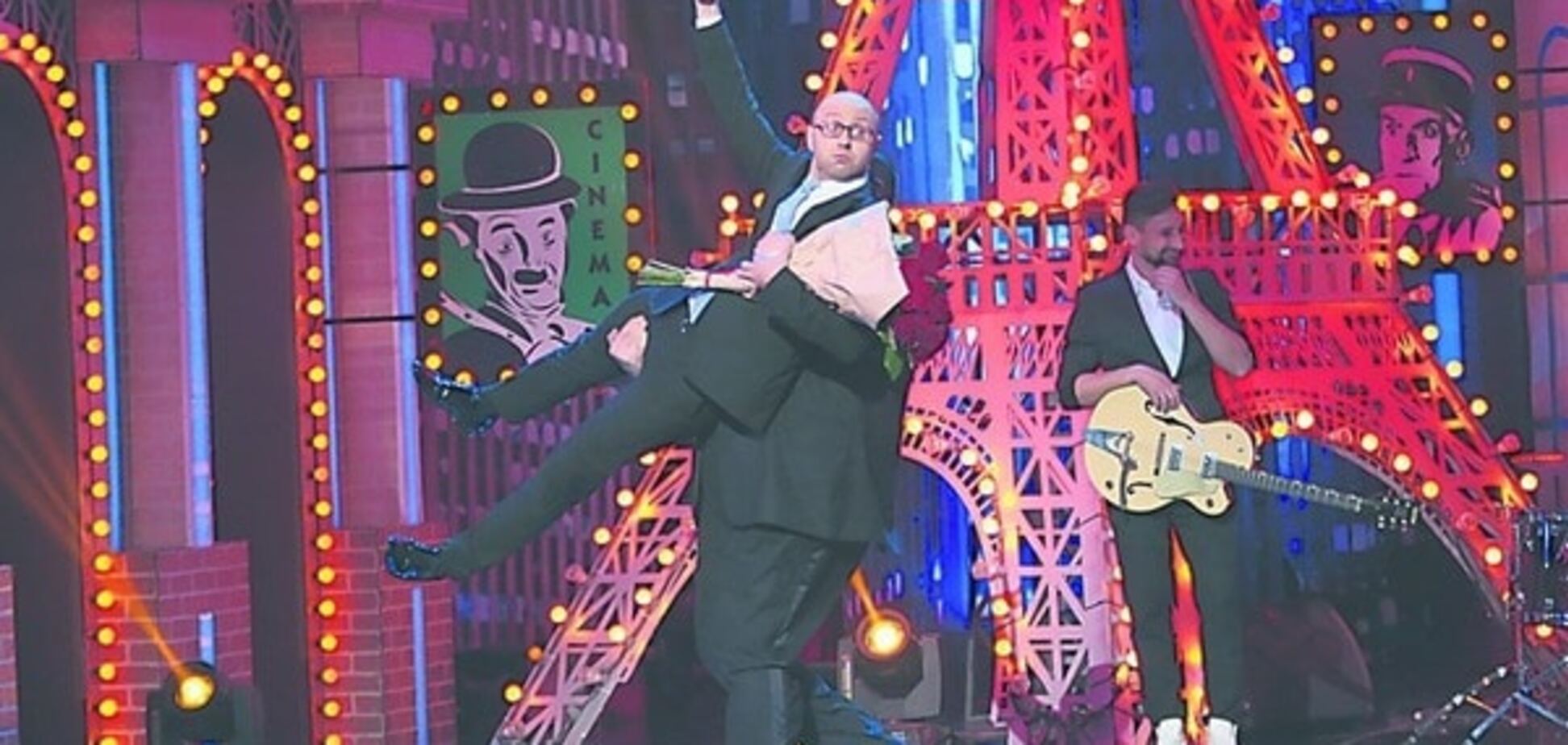 Премьера носят на руках: 'Вечерный квартал' обстебал вынос Яценюка из Рады