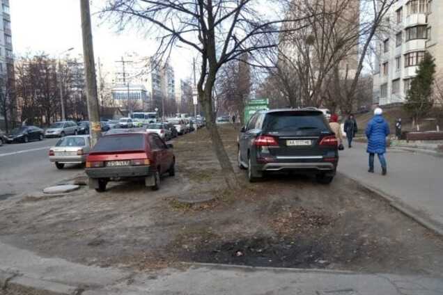 Герої парковки: у Києві недбайливі водії псують газон