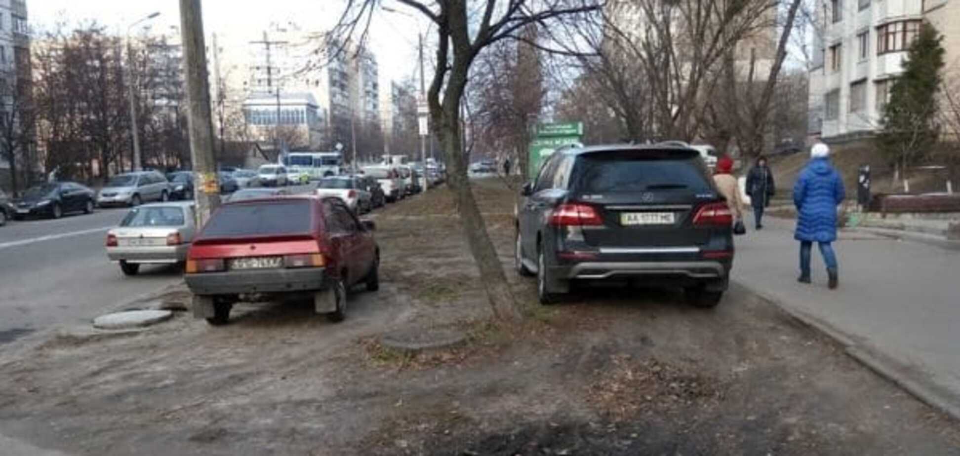 Герои парковки: в Киеве нерадивые водители портят газон