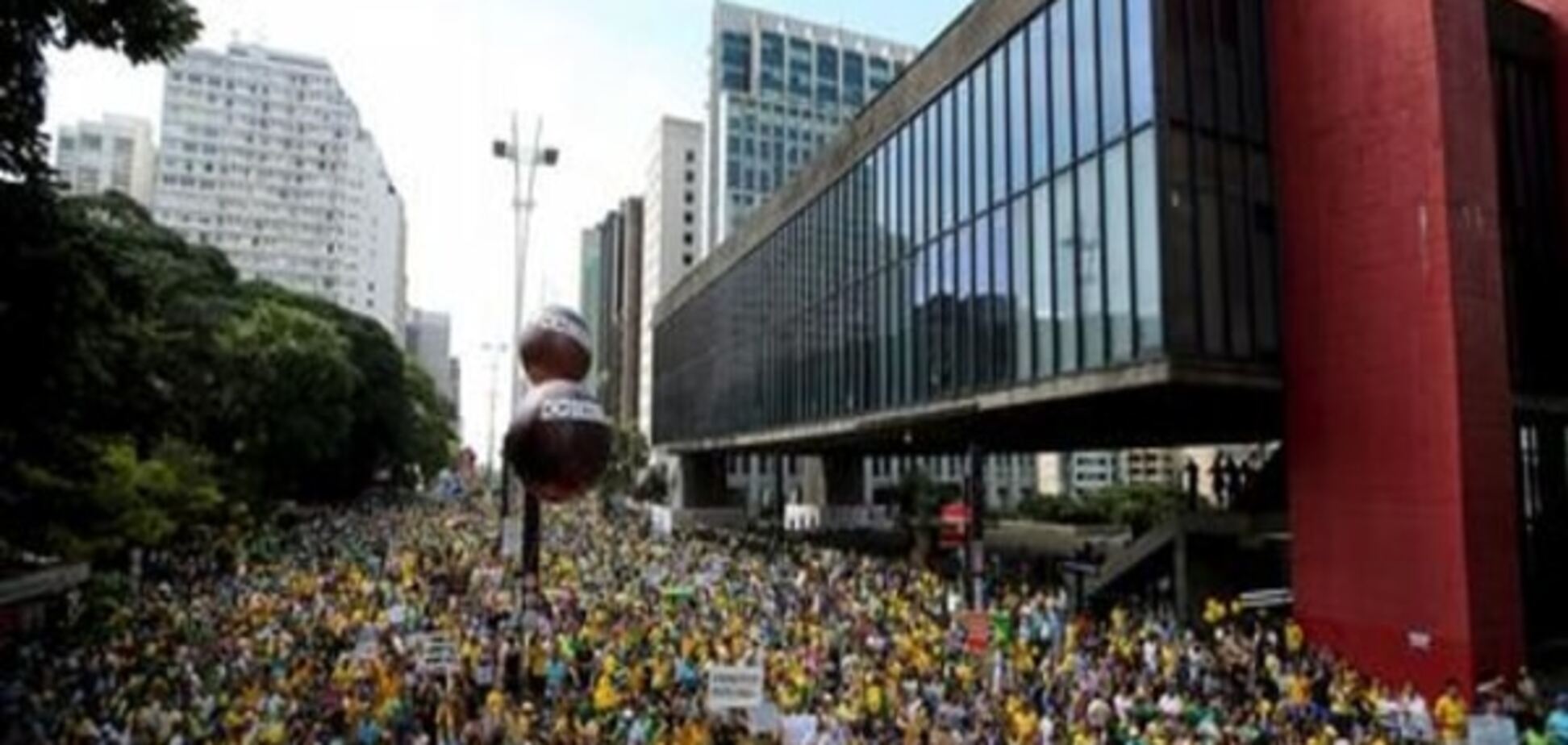 В Бразилії десятки тисяч протестувальників вимагали відставки глави держави