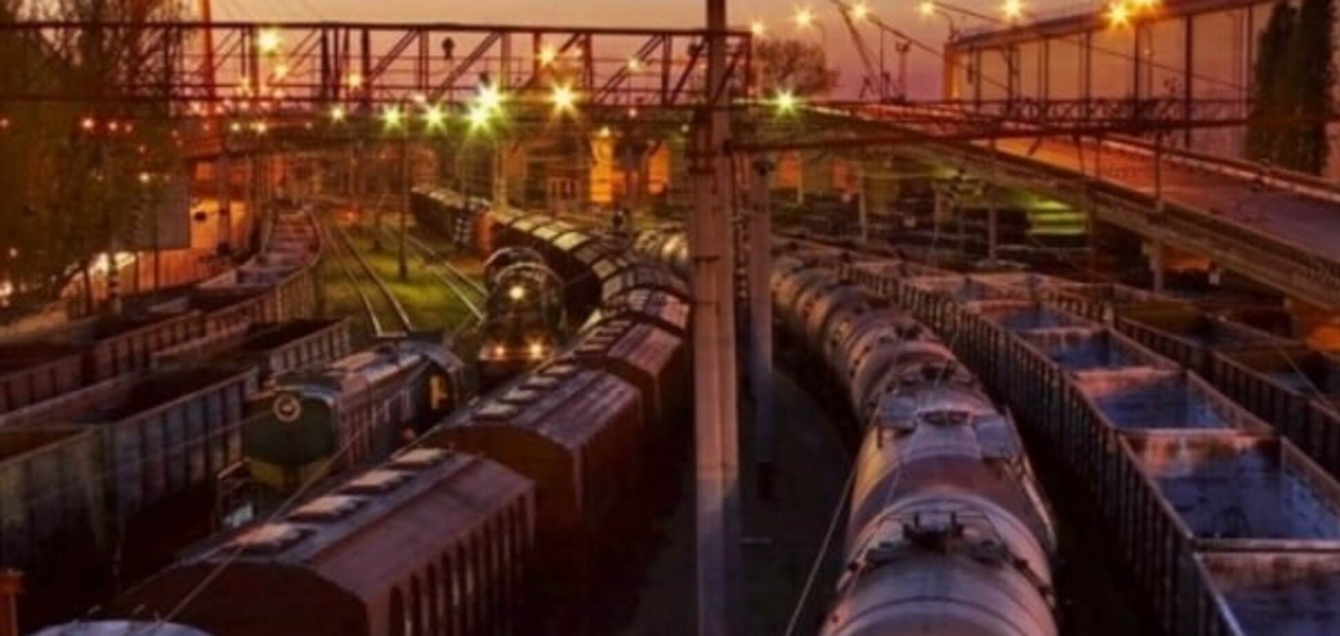 На Львовщине поезд сошел с рельсов: вагоны упали в реку