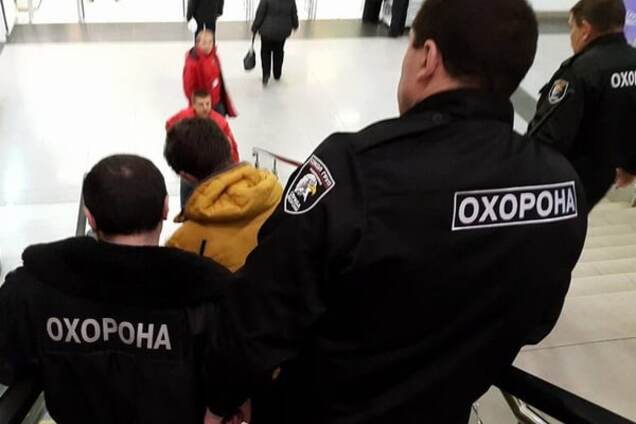 У київському ТРЦ загальмовані охоронці не змогли наздогнати злодія