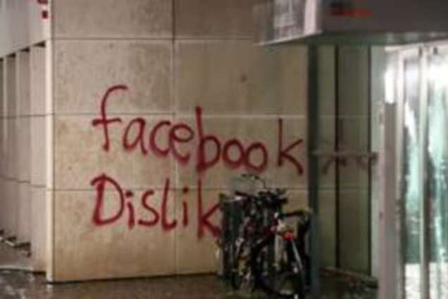 Не лайкнули: штаб-квартиру Facebook закидали 'кривавою' фарбою. Опубліковані фото