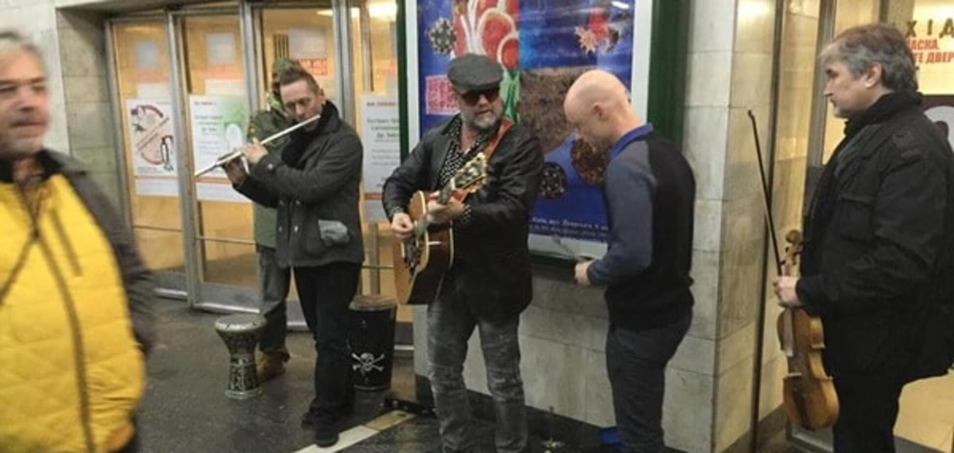 Приємна несподіванка: легенда російського року дав концерт у київському метро