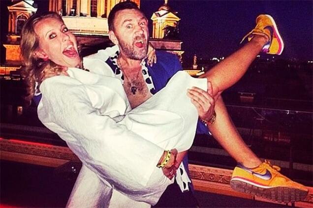 Шнуров интимно потискал полуобнаженную Собчак в образе принцессы из 'Звездных войн'