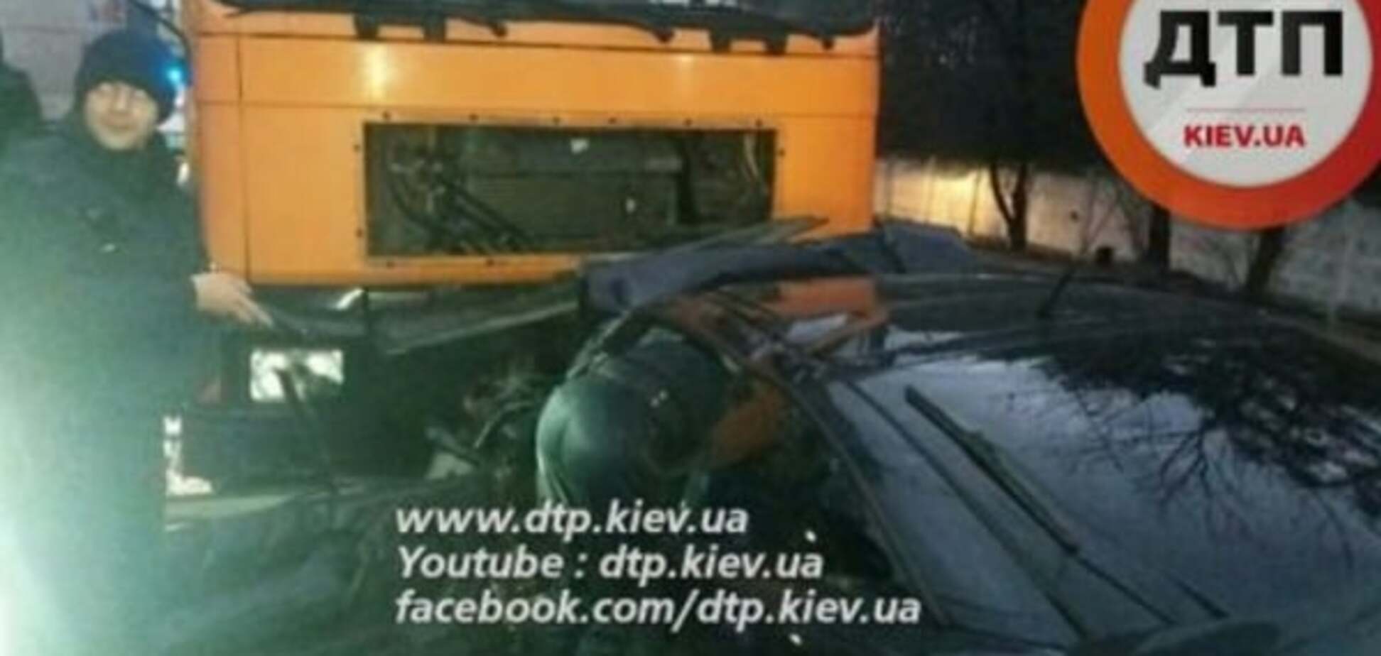 В Киеве водитель легковушки попал в реанимацию после ДТП с грузовиком