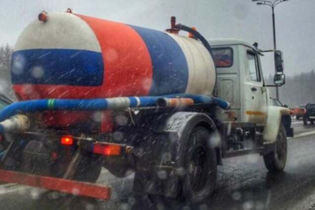 'Г**но, прикрытое триколором': в Москве ассенизатор раскрасили в цвета флага России. Фотофакт