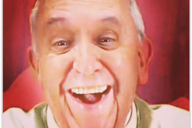 Новое 'чудо': Папа Франциск сделал селфи без телефона