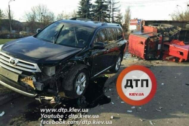 В Киеве джип 'перевернул' трактор: фото с места ДТП