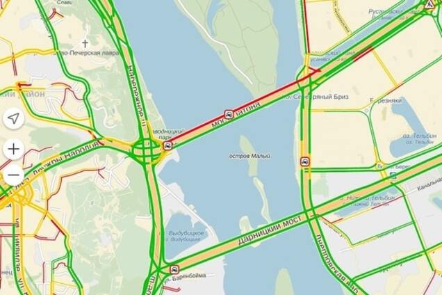 В Киеве остановился в пробке мост Патона