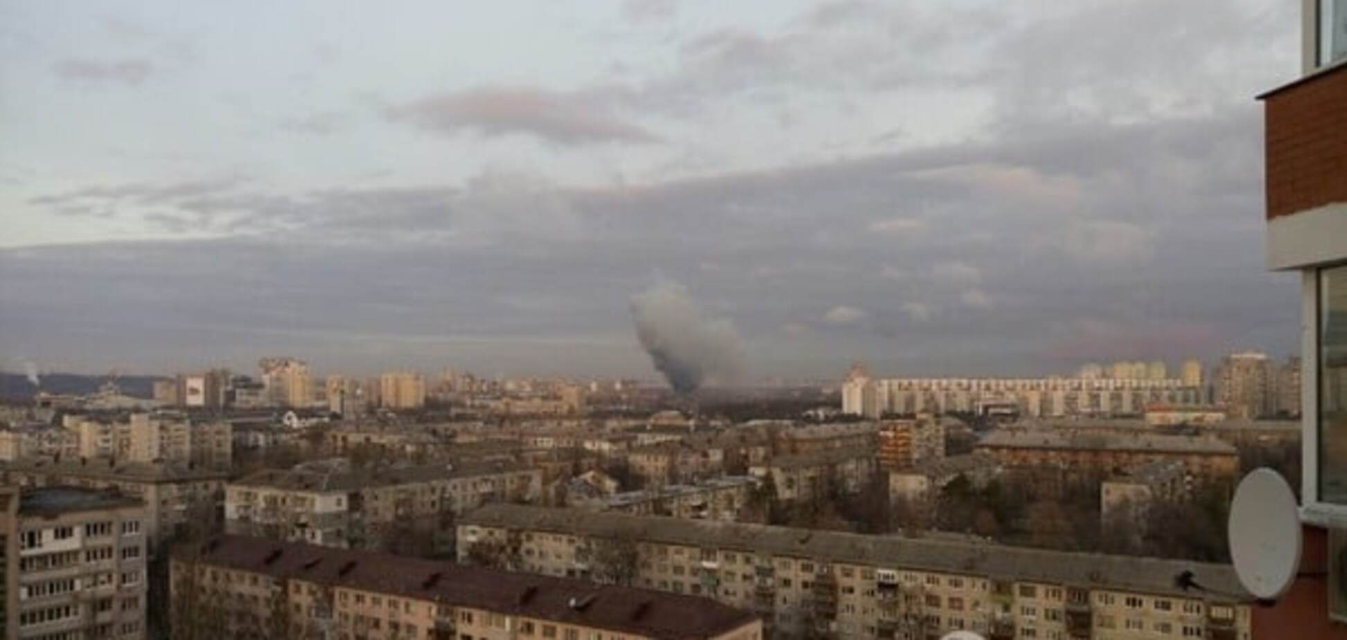 В Киеве засняли мощный пожар в промзоне: видео и фотофакт