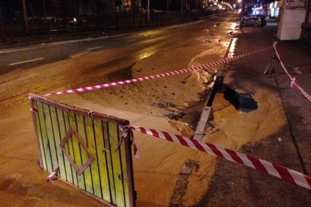В Киеве на оживленной улице прорвало трубу: фото с места ЧП