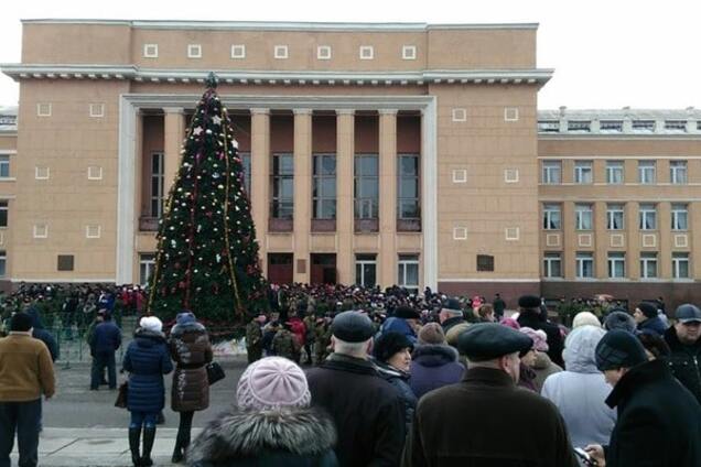 Под новогодней елочкой: в Стаханове похоронили 'атамана' Дремова. Фото церемонии