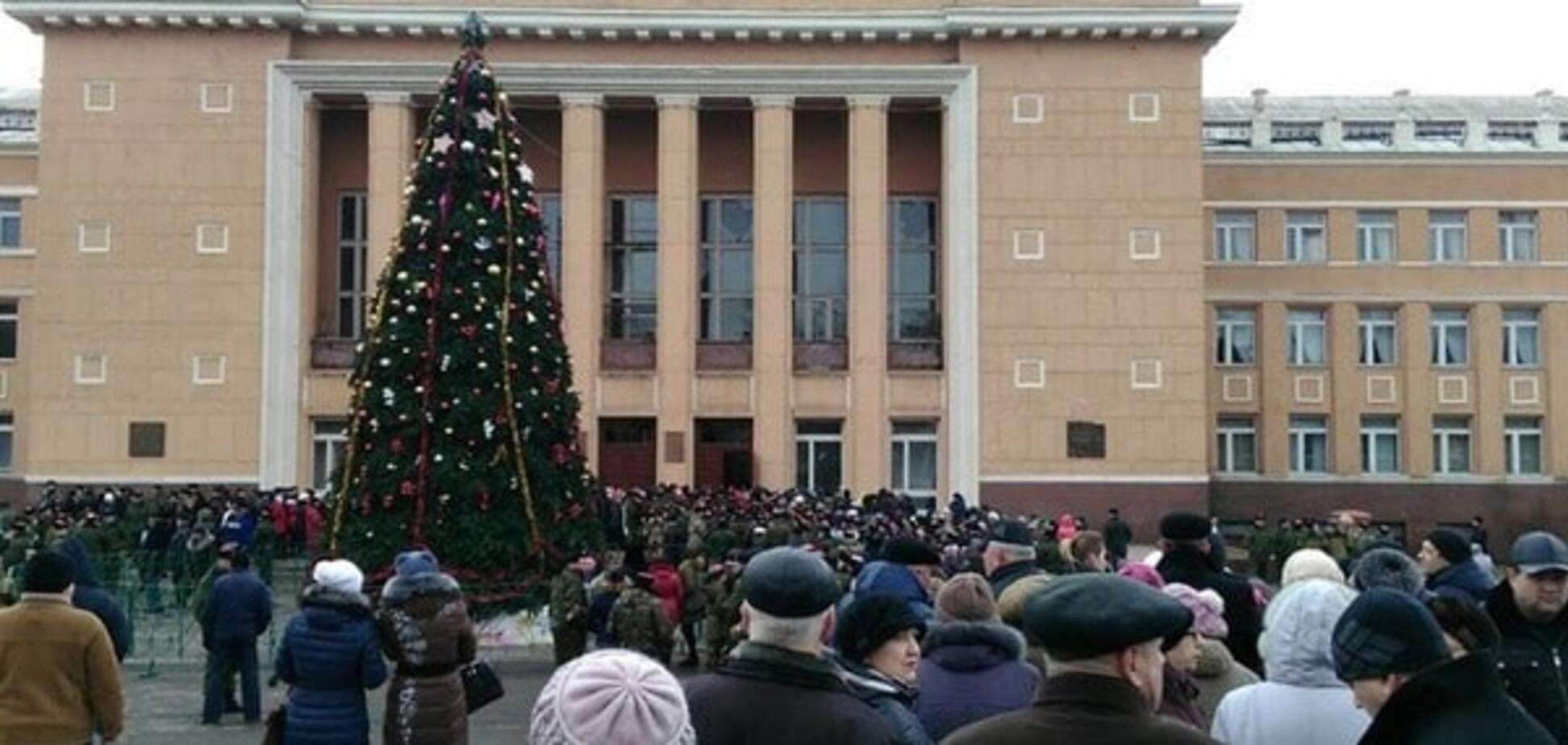 Під новорічною ялинкою: в Стаханові поховали 'отамана' Дрьомова. Фото церемонії