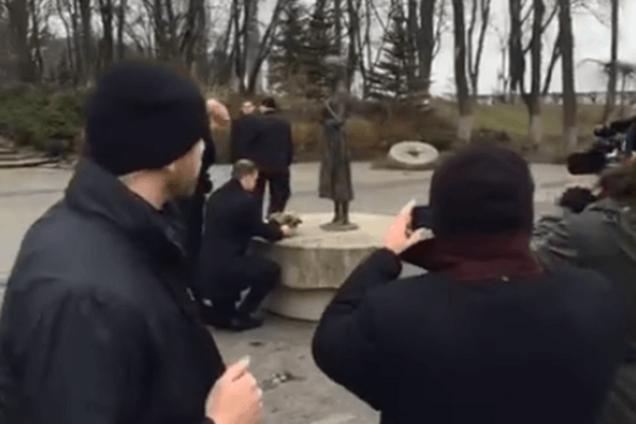 Дуда став на коліна перед пам'ятником жертвам Голодомору: відеофакт