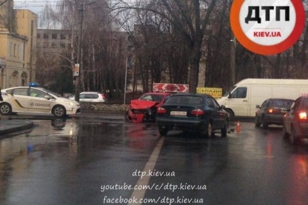 Тройной удар: в Киеве столкнулись Daewoo, Skoda и Volkswagen 