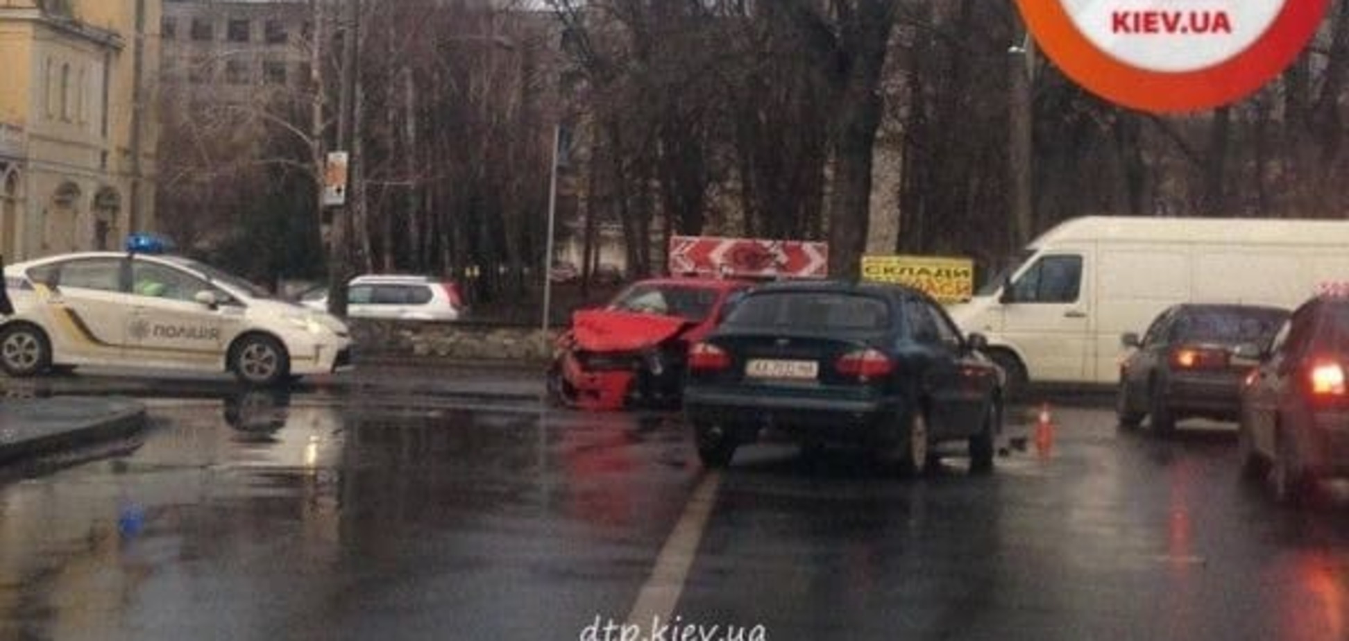 Тройной удар: в Киеве столкнулись Daewoo, Skoda и Volkswagen