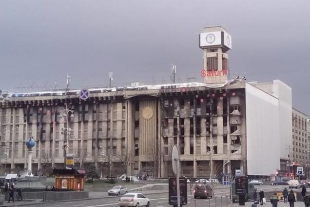 Скандальный баннер: в 'Киеврекламе' объяснили, чем завесят обгоревший Дом профсоюзов