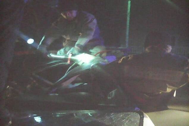 Смертельна ДТП на Київщині: автомобіль врізався в бетонну огорожу