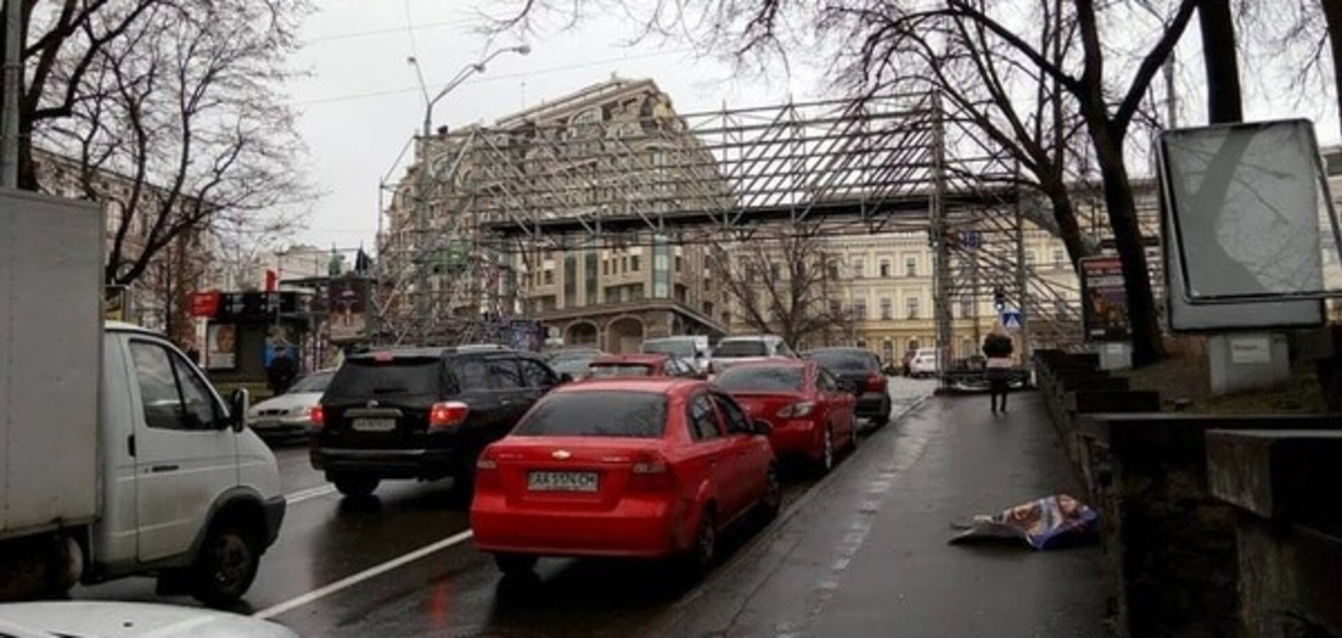 В центре Киева возле новогоднего городка соорудили мост: фотофакт