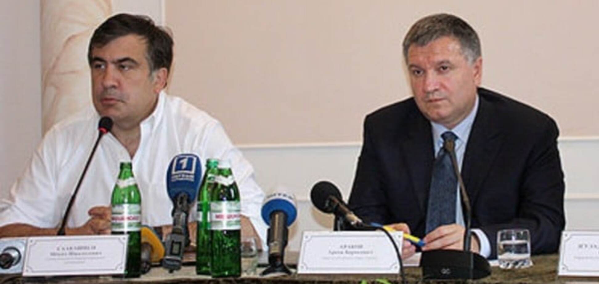 На тропинке утром рано повстречались два барана