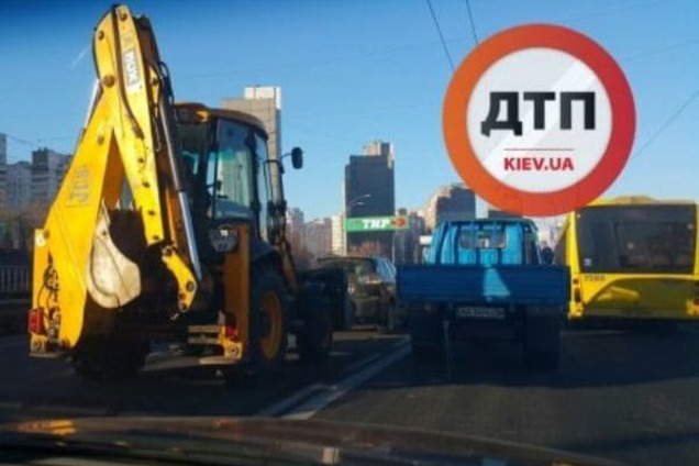 ДТП у Києві: водій екскаватора 'потрапив' на Lexus. Опубліковано відео