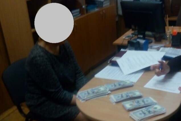 50 тысяч долларов: в Киеве задержали руководителя-взяточника