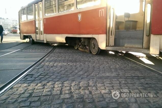 У Києві зійшли з рейок два вагони трамвая: опубліковані фото