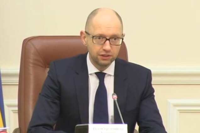 Яценюк приказал заблокировать оккупированный Крым