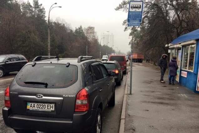 Культура по-киевски: 'герои парковки' взяли в осаду автобусную остановку